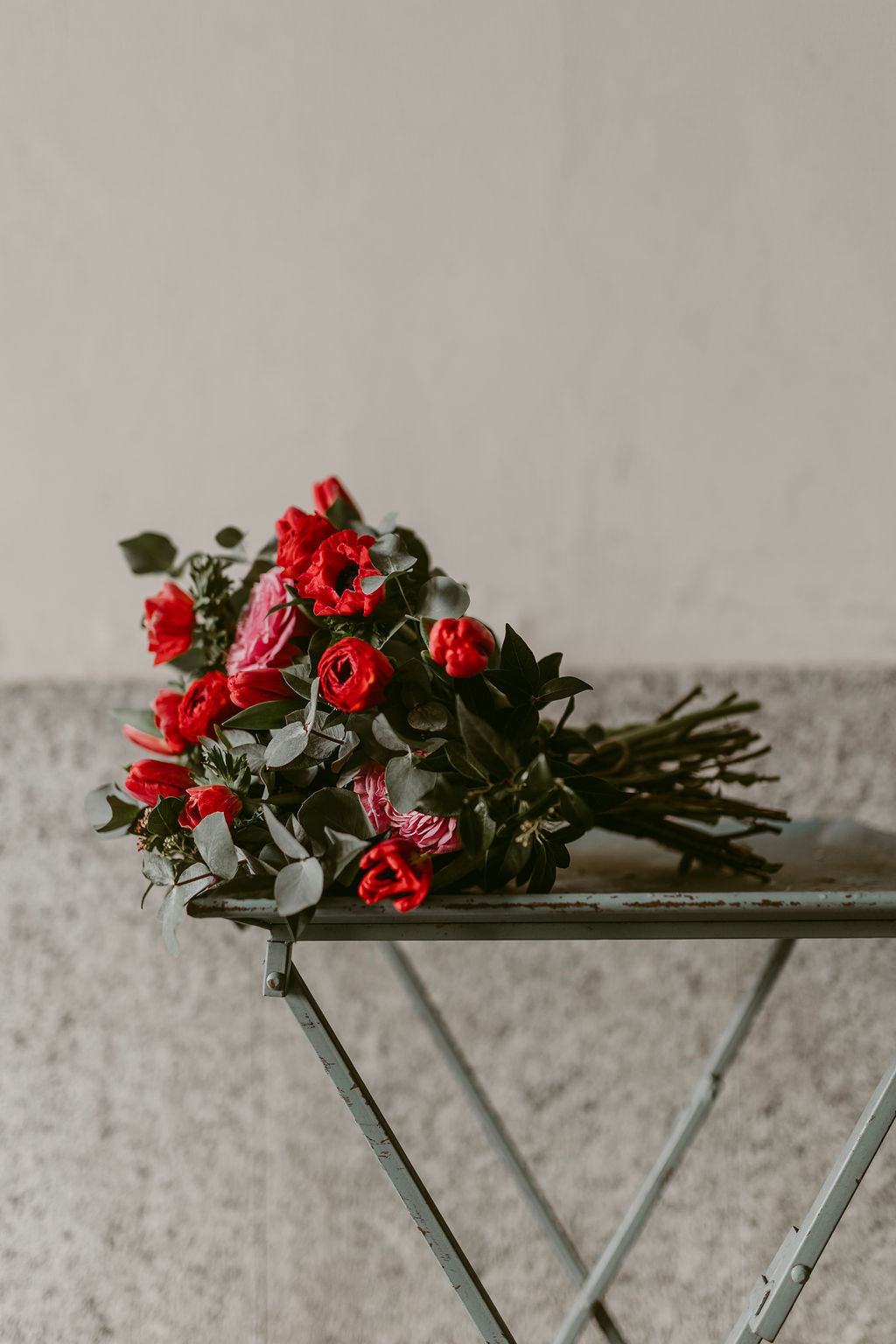 Mazzo di rose rosse e fiori misti di stagione