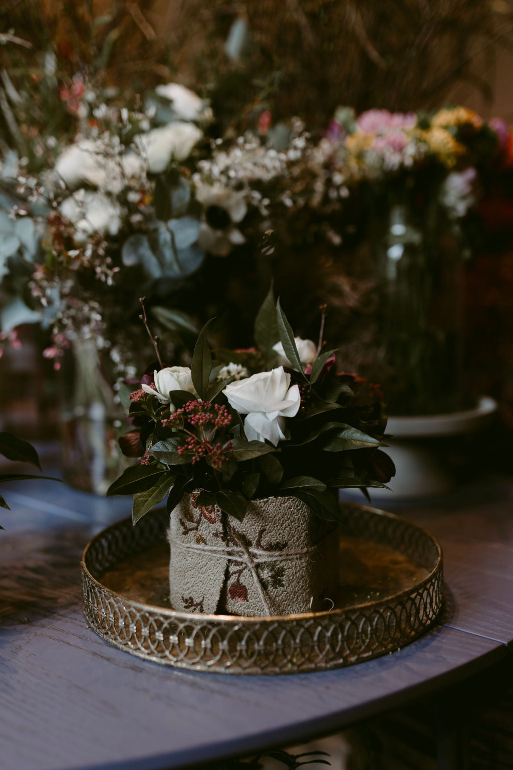 Composizione in spugna con fiori freschi